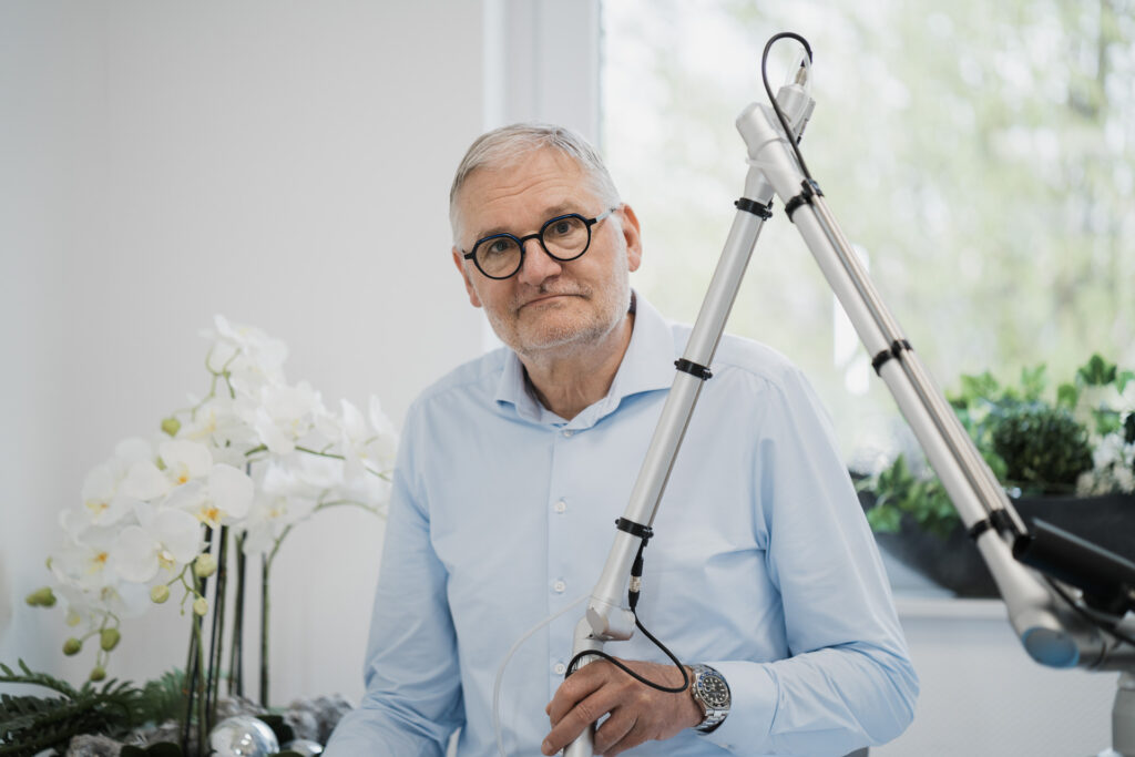Dr. Med. Ralf Keusgen mit unserem Laser für Tattooentfernung, Pigemententfernung, Hollywoodpeeling und vieles mehr!